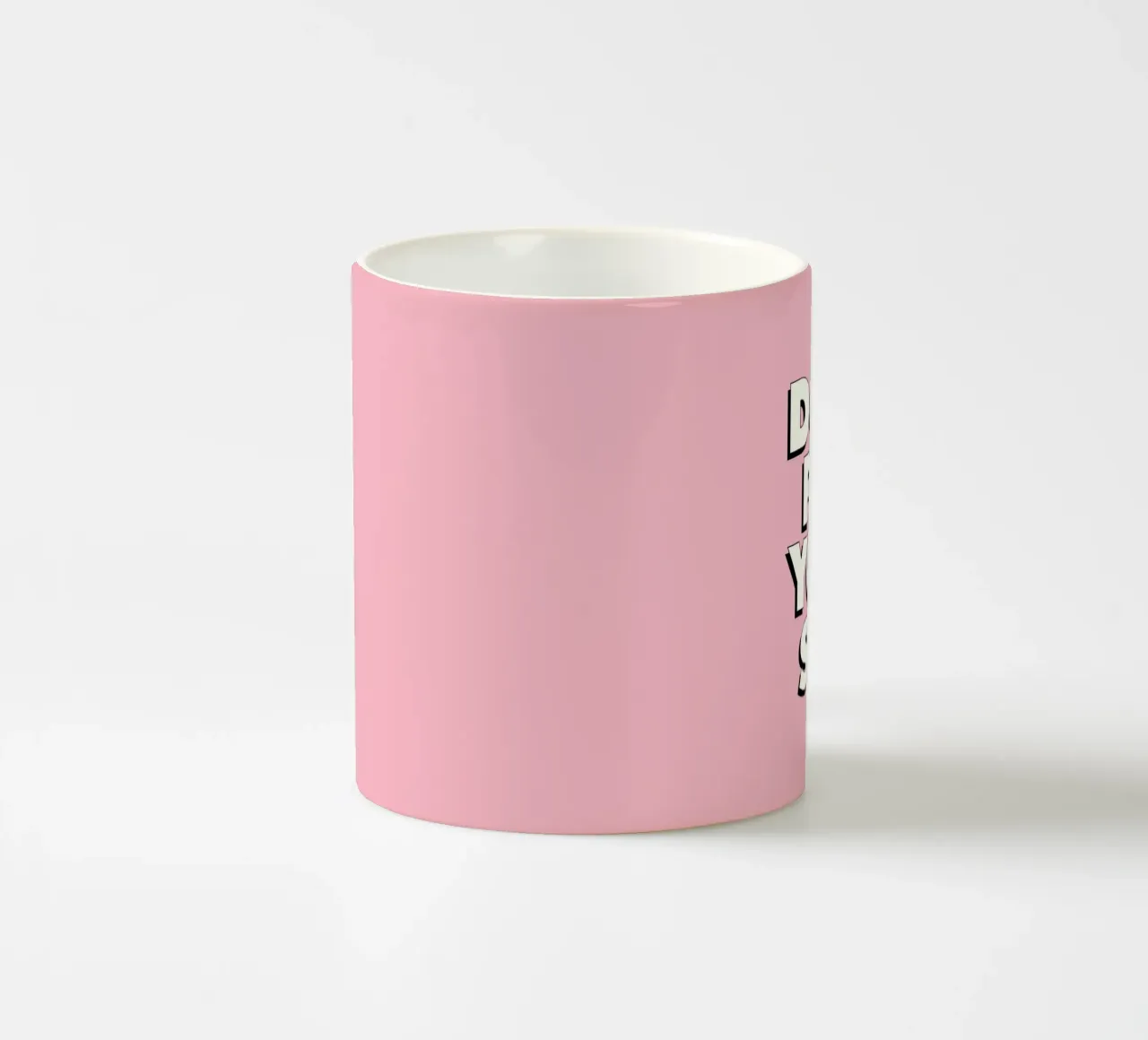 Stampa tipografica Do It For Yourself in nero, bianco e rosa tazza in ceramica da THE MOTIVATED TYPE