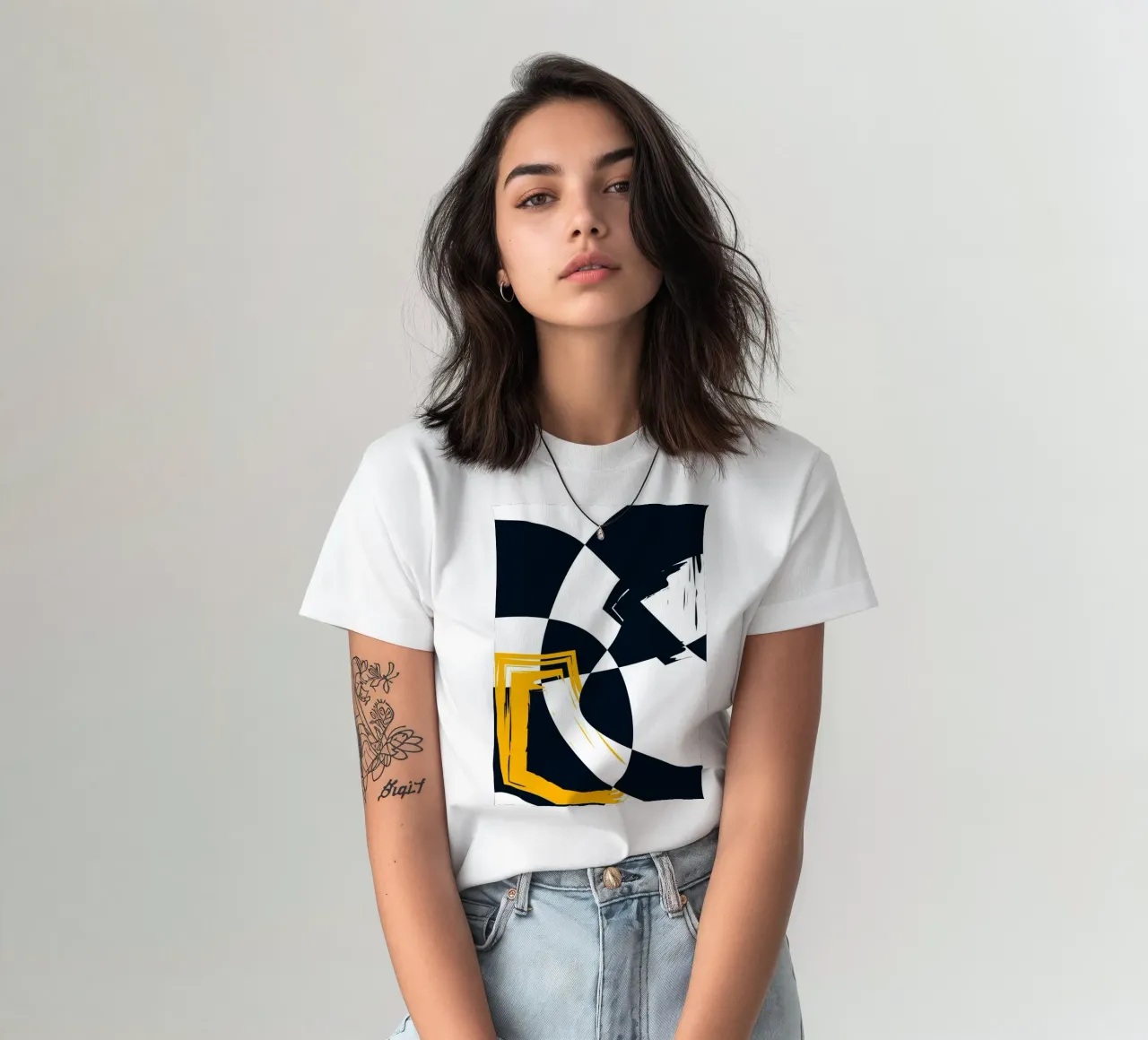 Dynamic composition t-shirt da LisaArtes