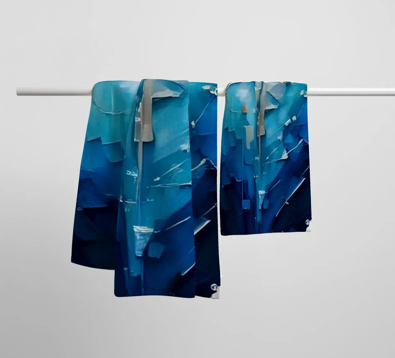 cuore_blu_argento_1a asciugamano da bagno da Pink- und LoveArt by LK