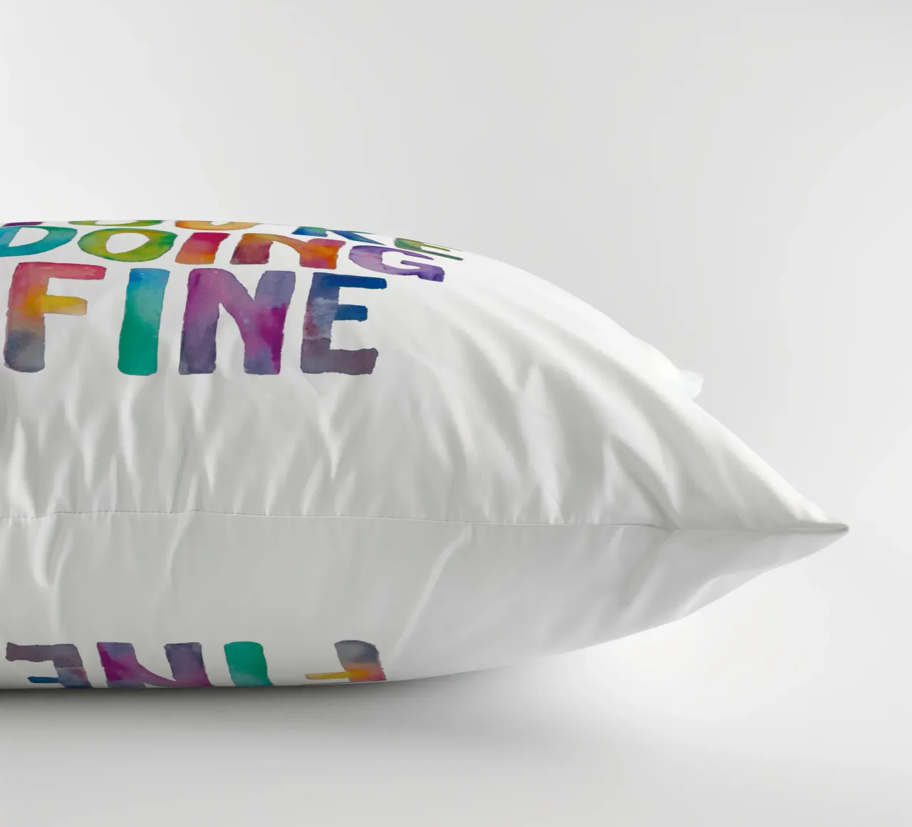 Rallenta, stai andando bene, stampa tipografica colorata cuscino da THE MOTIVATED TYPE
