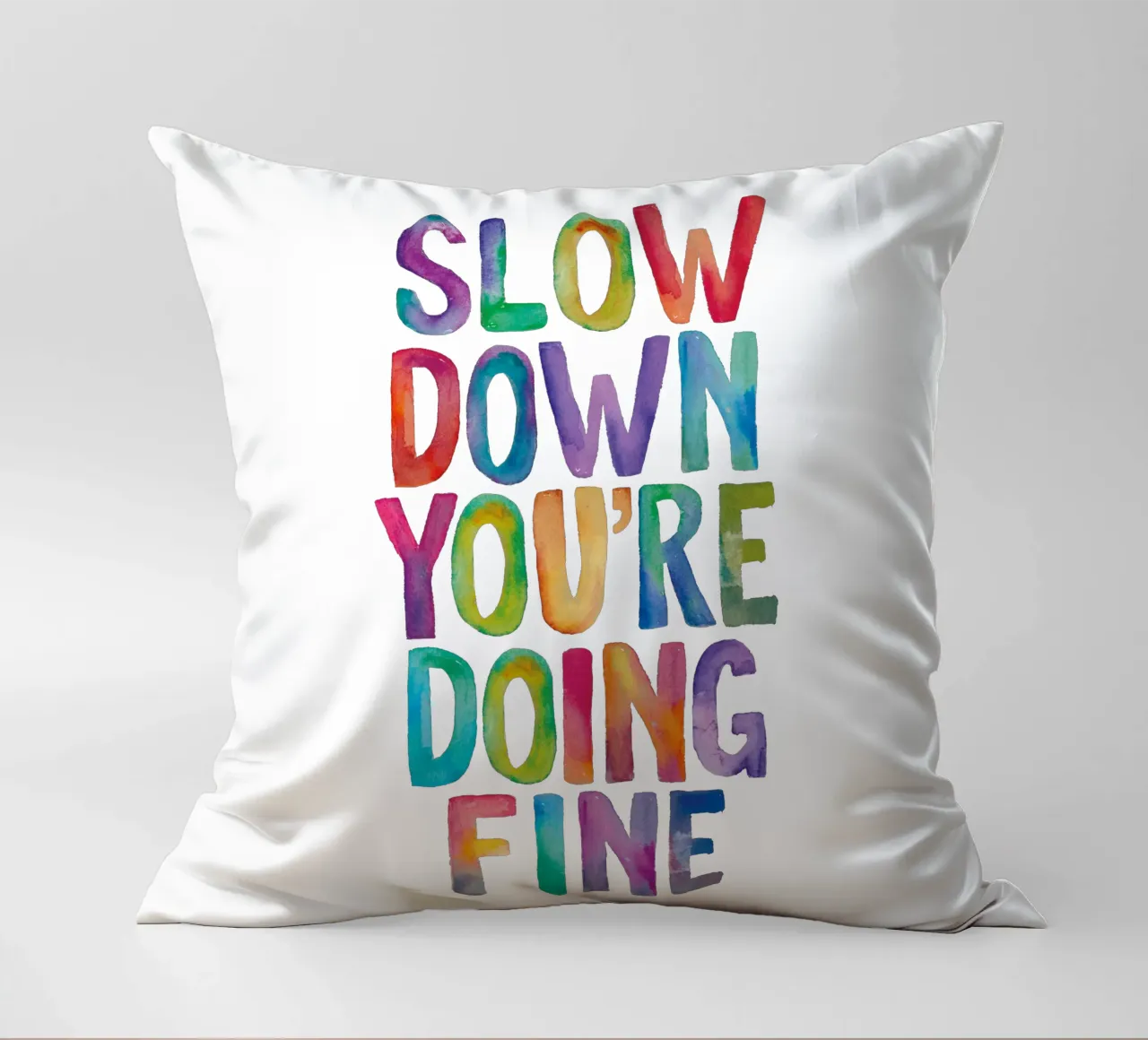 Rallenta, stai andando bene, stampa tipografica colorata cuscino da THE MOTIVATED TYPE