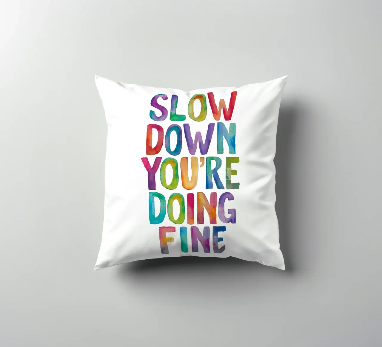 Slow Down Je doet het prima Kleurrijke Typografie Print kussen van THE MOTIVATED TYPE