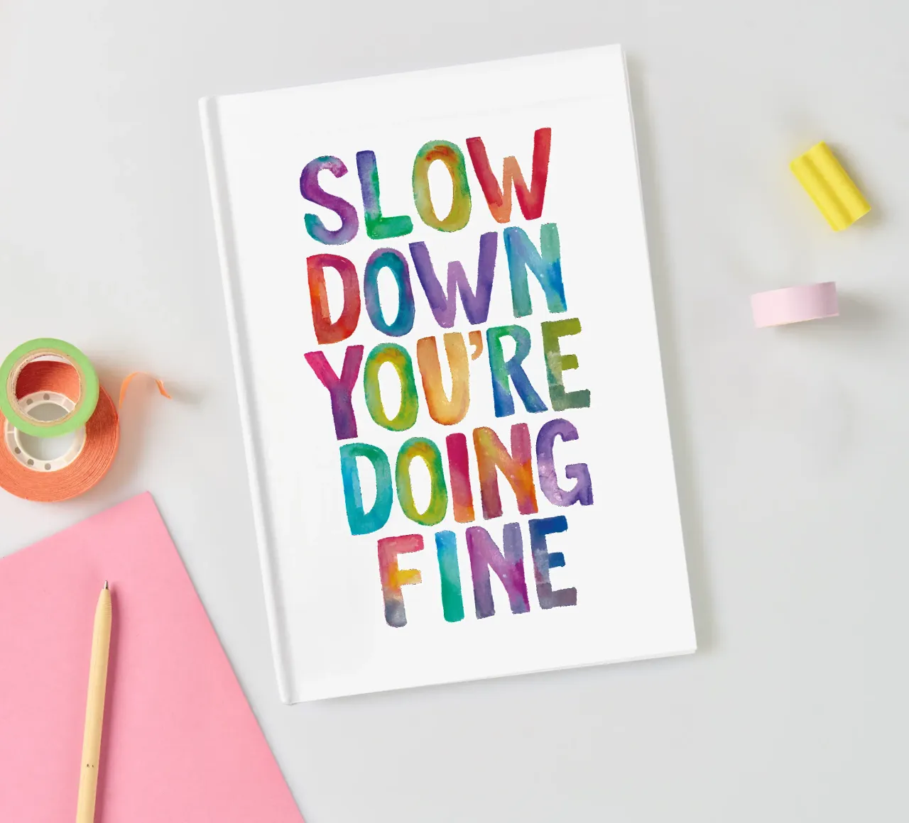 Slow Down You're Doing Fine Impression typographique colorée carnet de notes de THE MOTIVATED TYPE