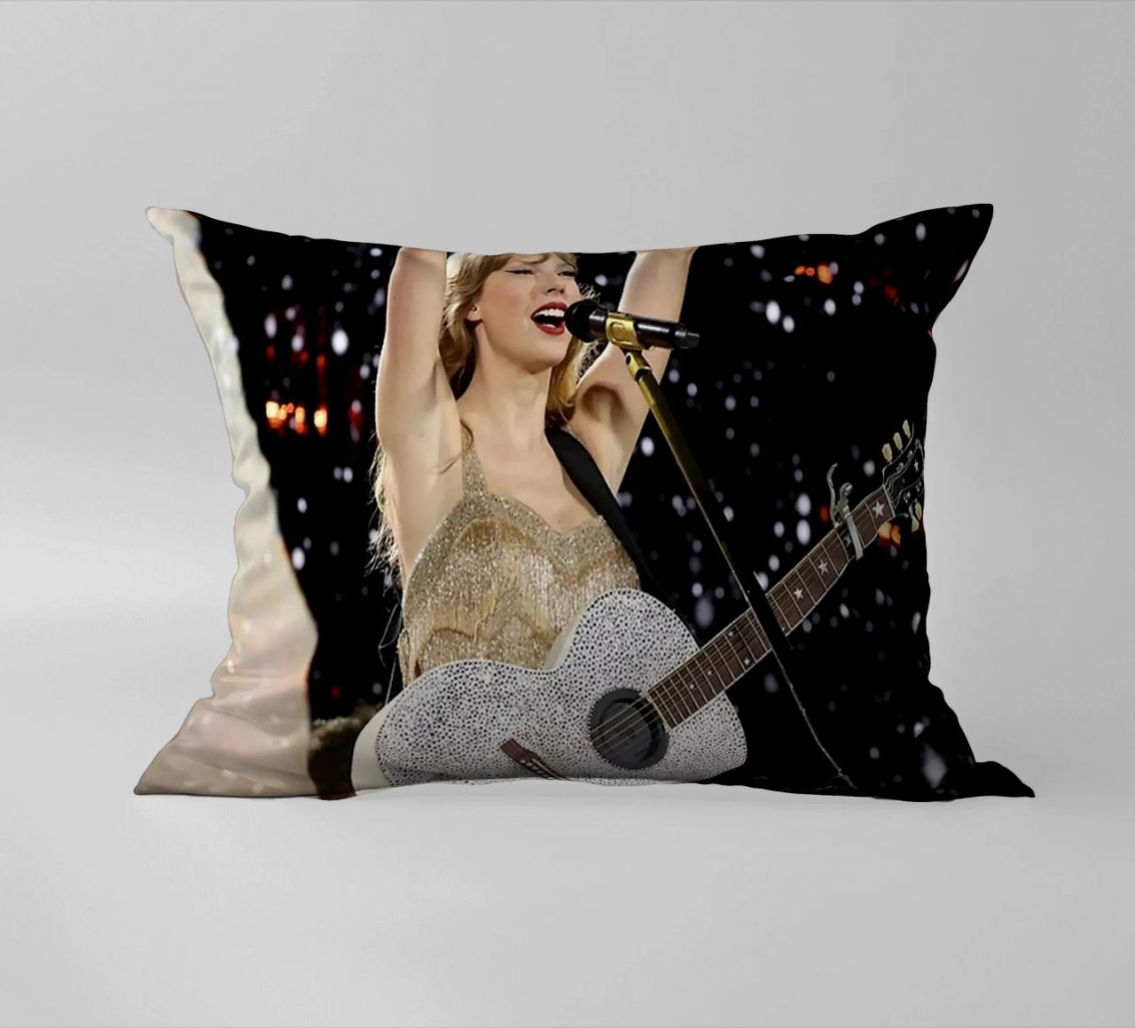 Taylor Swift perform cuscino da avissta