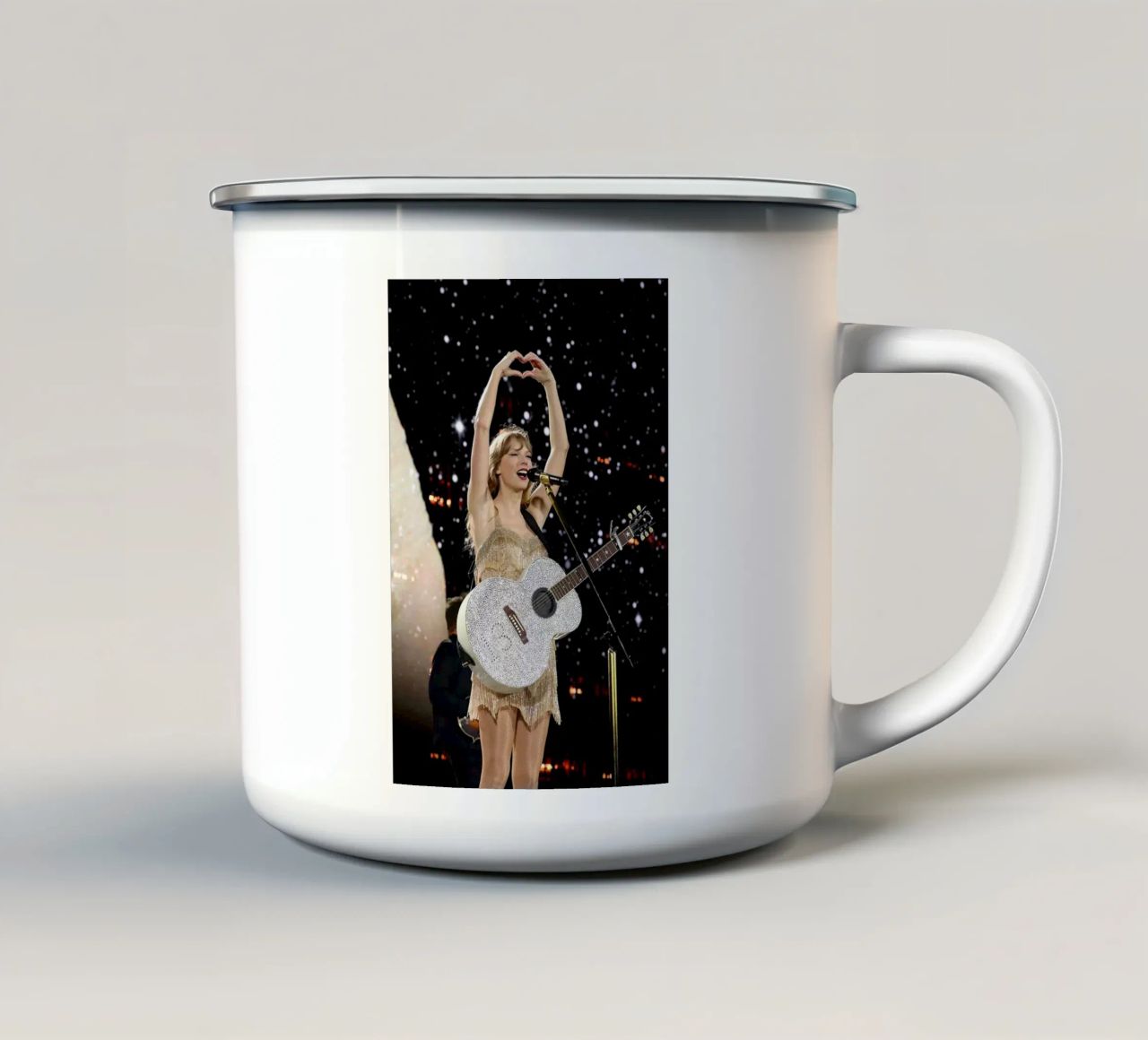 Taylor Swift perform tazza in smalto da avissta