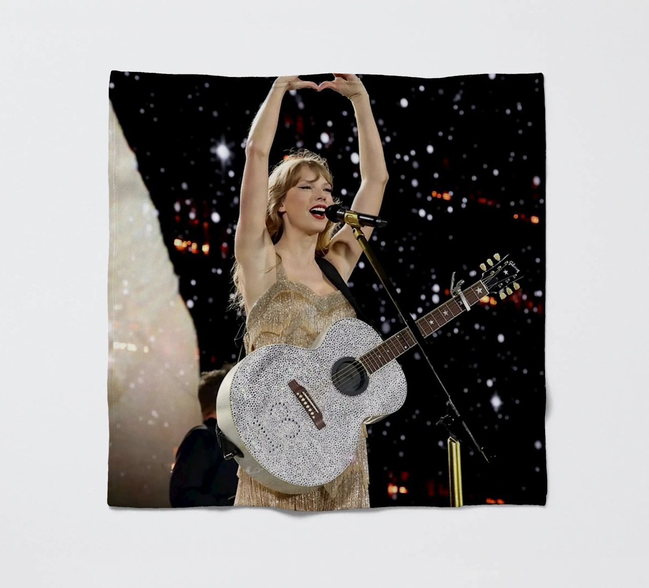 Taylor Swift perform coperta in pile da avissta