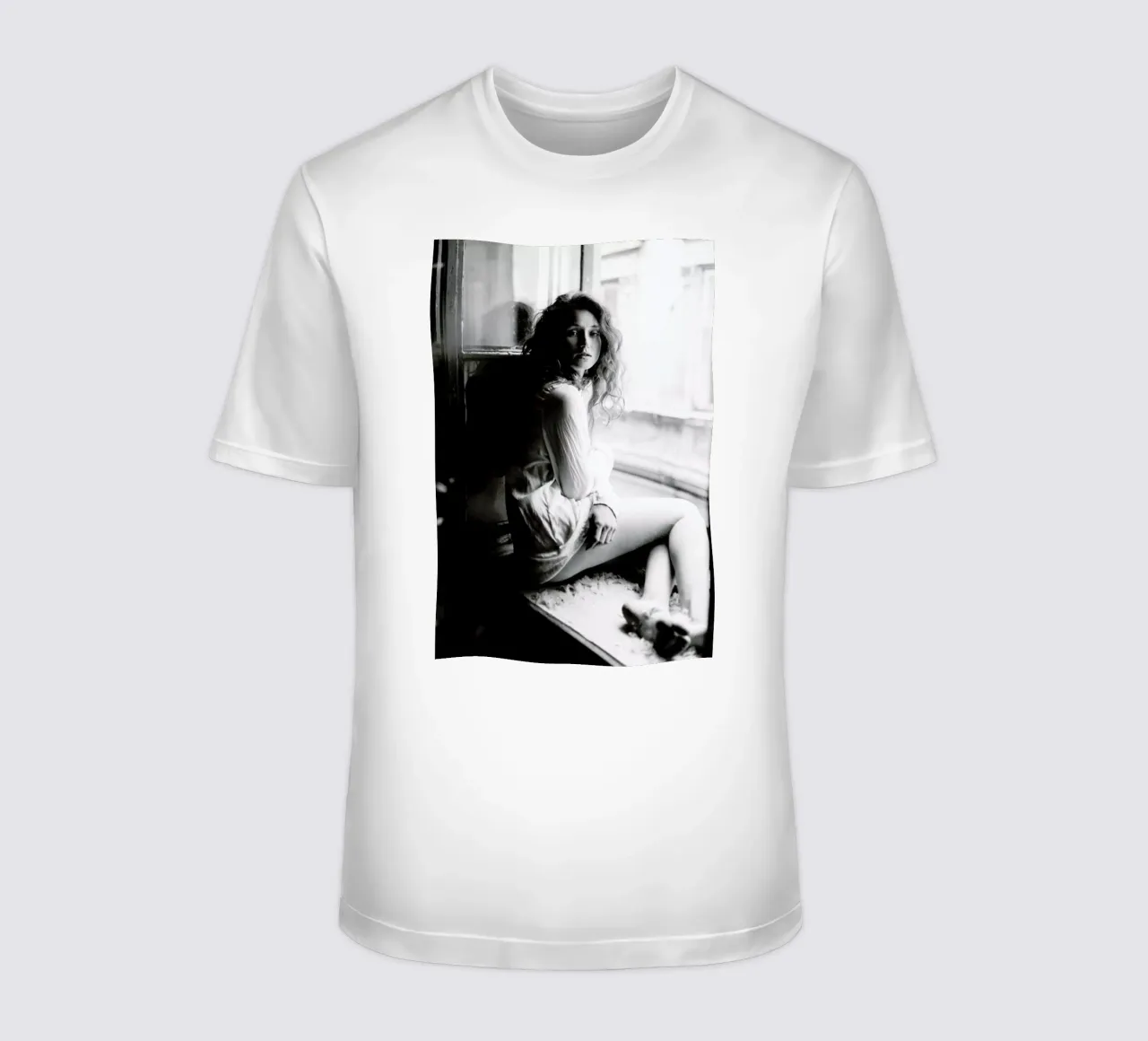 Watching from the Window t-shirt da Runway Collective