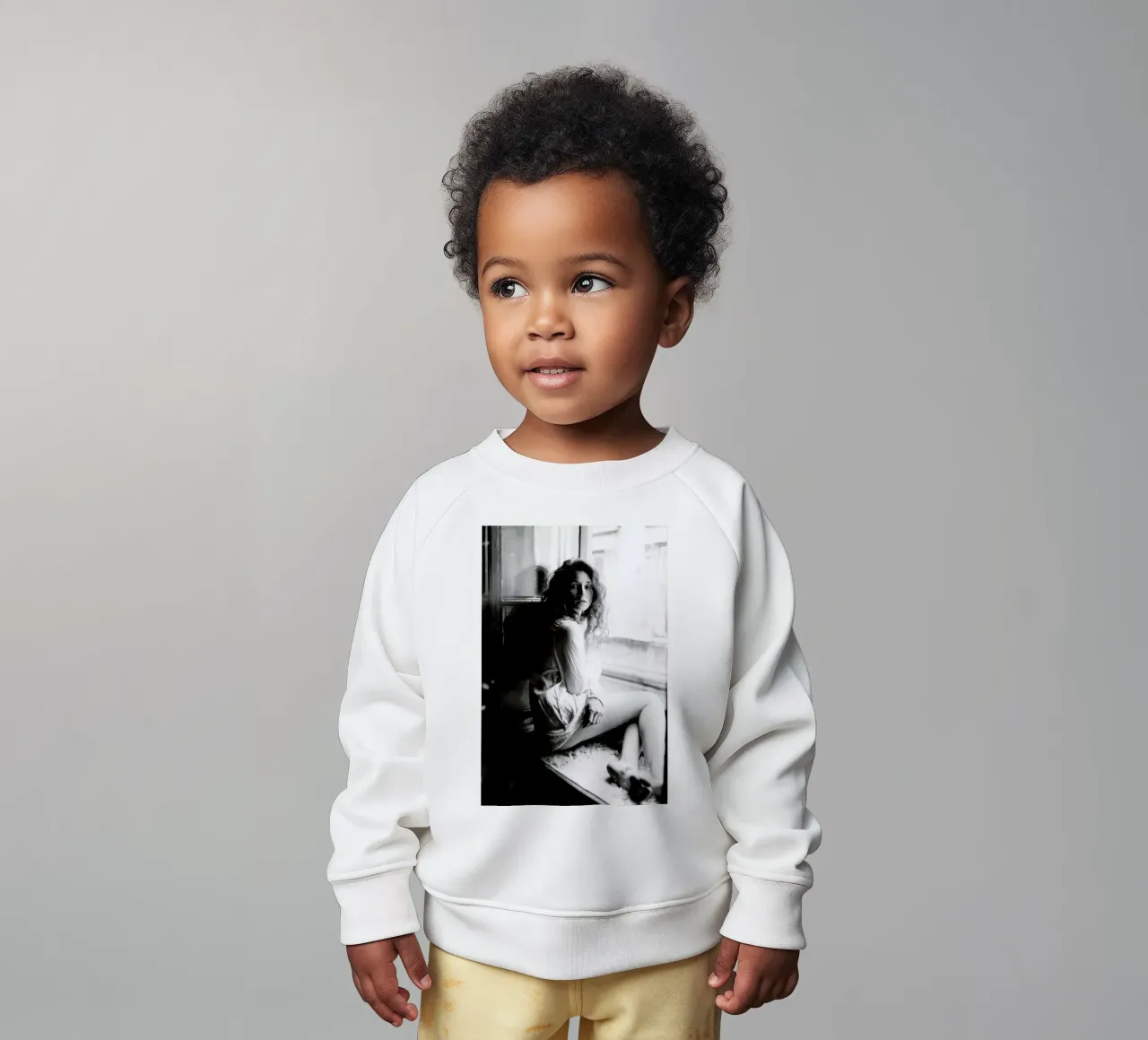 Watching from the Window felpa neonato da Runway Collective