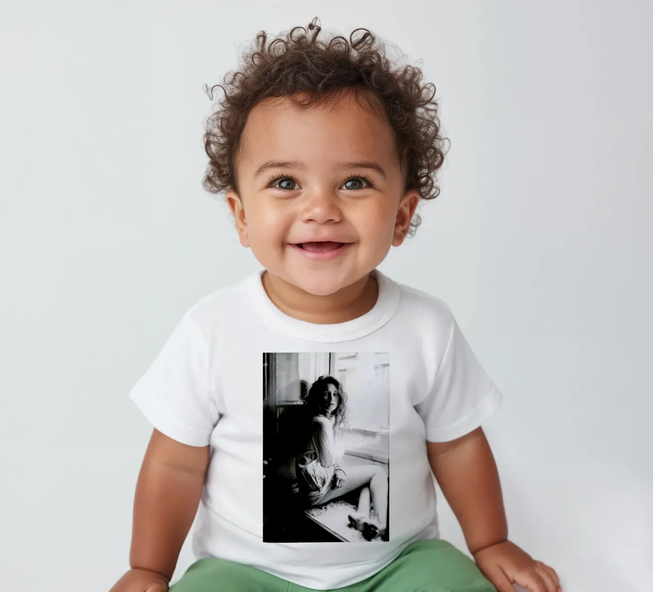 Watching from the Window camiseta de bebé de Runway Collective