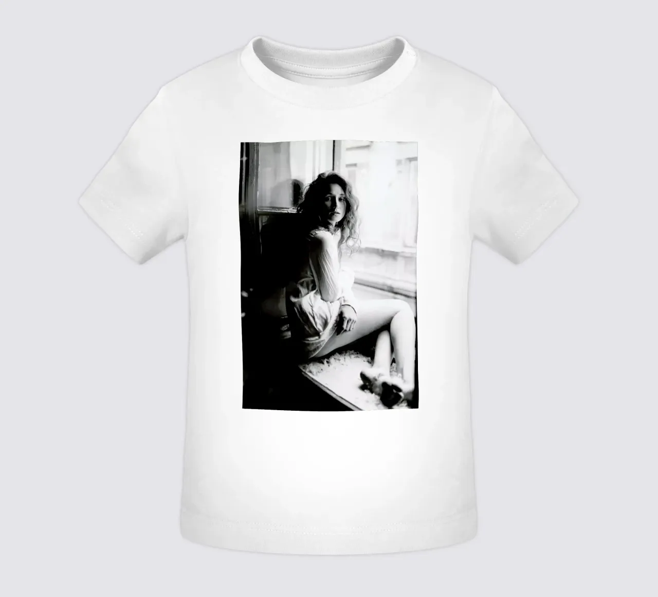 Watching from the Window camiseta de bebé de Runway Collective