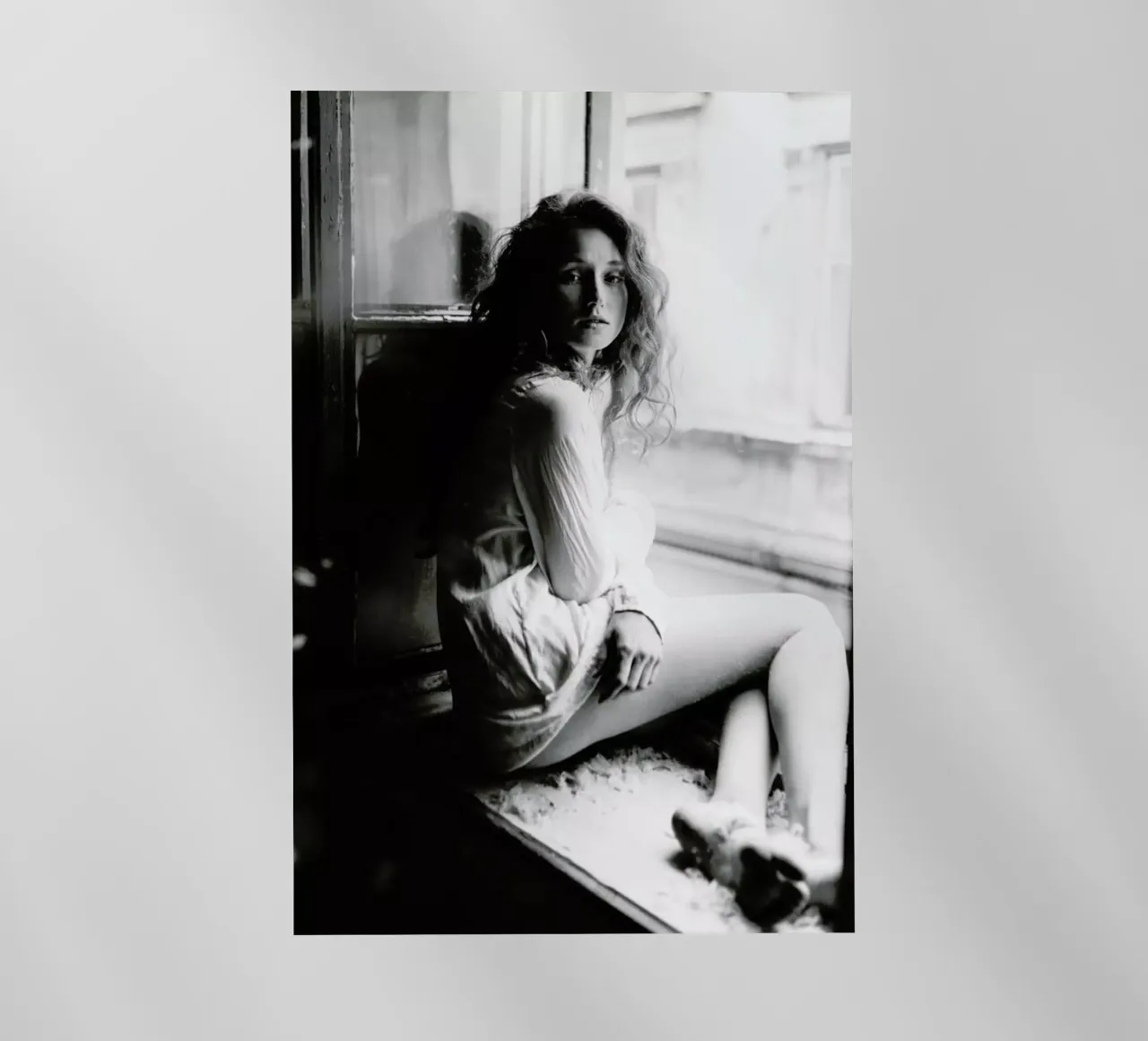 Watching from the Window pellicola backlit da Runway Collective