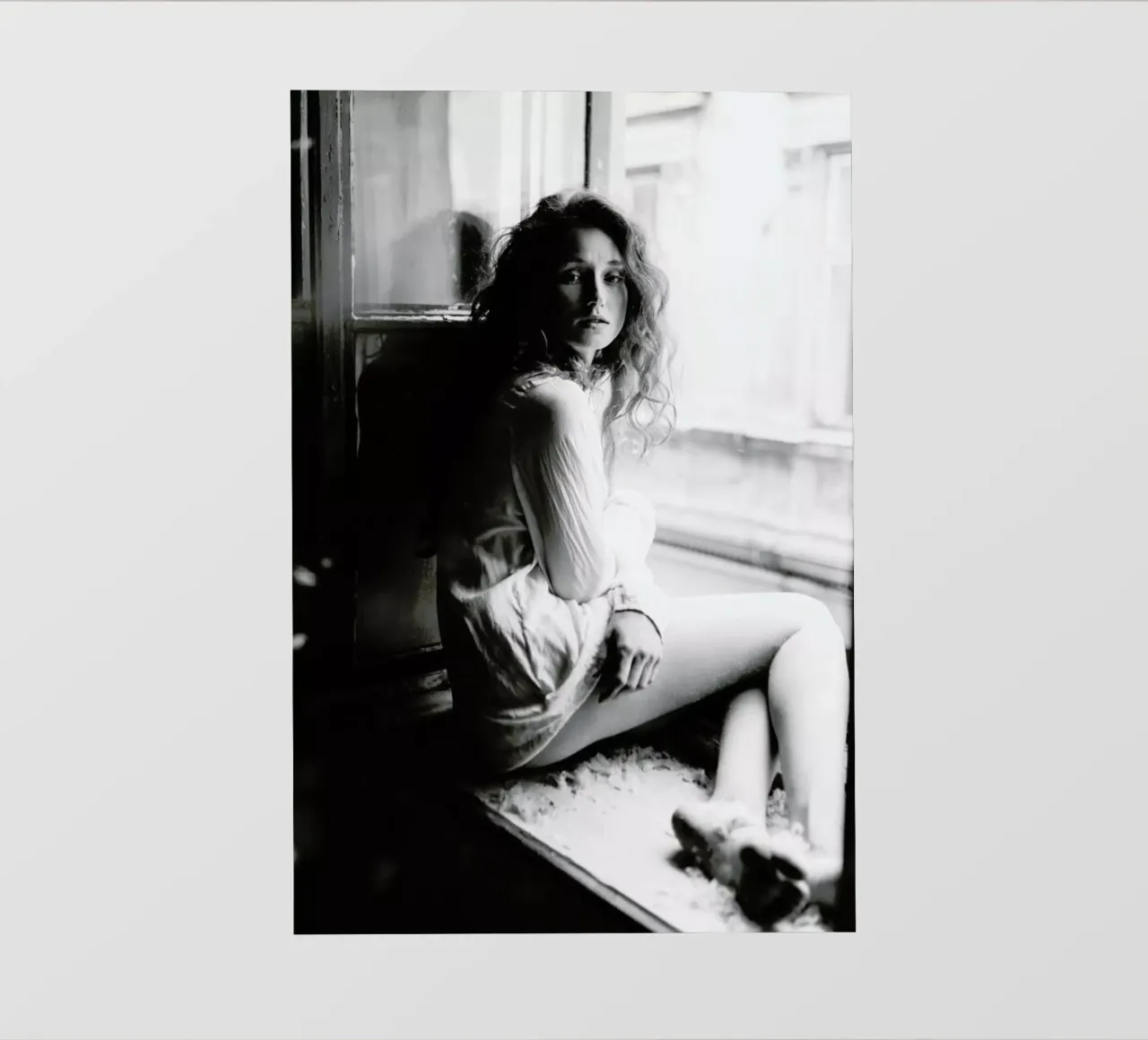 Watching from the Window pellicola backlit da Runway Collective