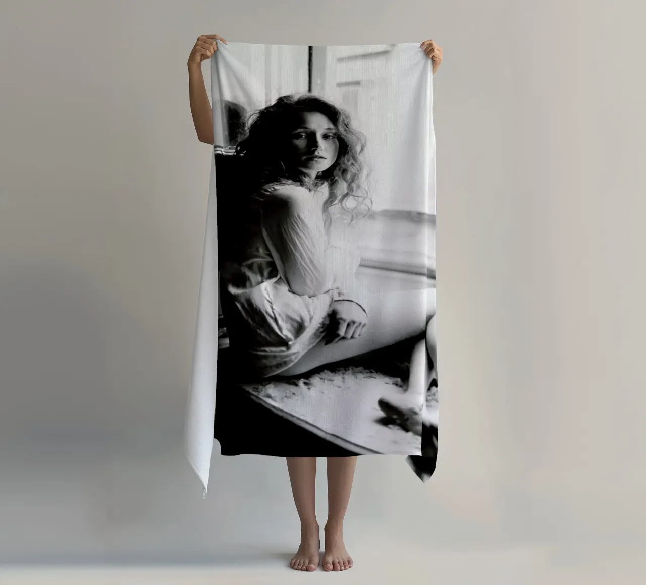 Watching from the Window telo mare da Runway Collective