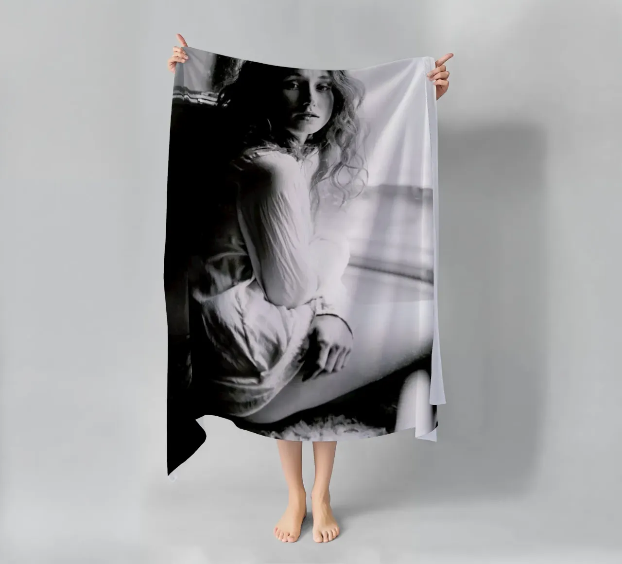 Watching from the Window telo mare da Runway Collective