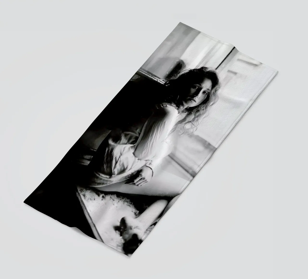 Watching from the Window telo mare da Runway Collective