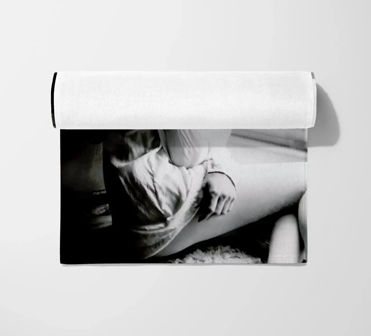 Watching from the Window telo mare da Runway Collective