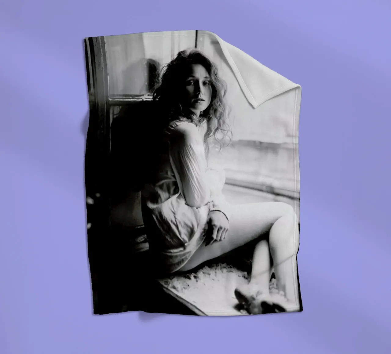 Watching from the Window coperta in pile da Runway Collective