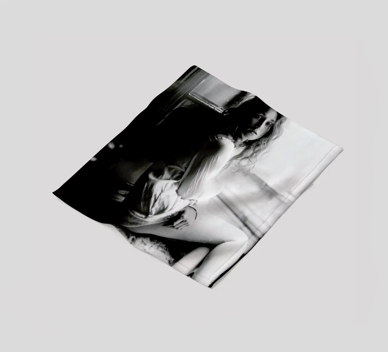 Watching from the Window coperta in pile da Runway Collective