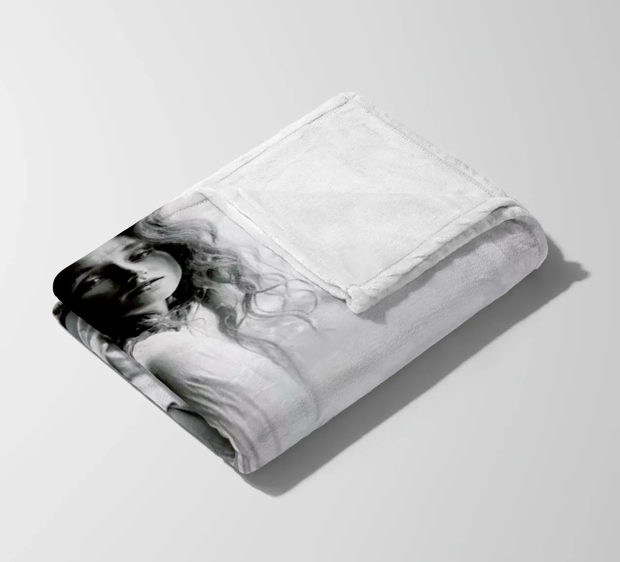 Watching from the Window coperta in pile da Runway Collective