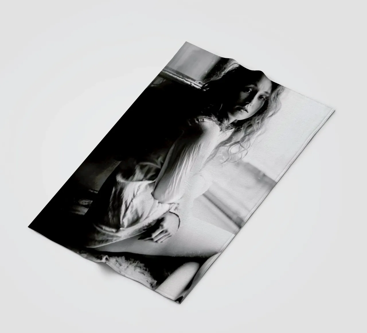 Watching from the Window coperta in pile da Runway Collective