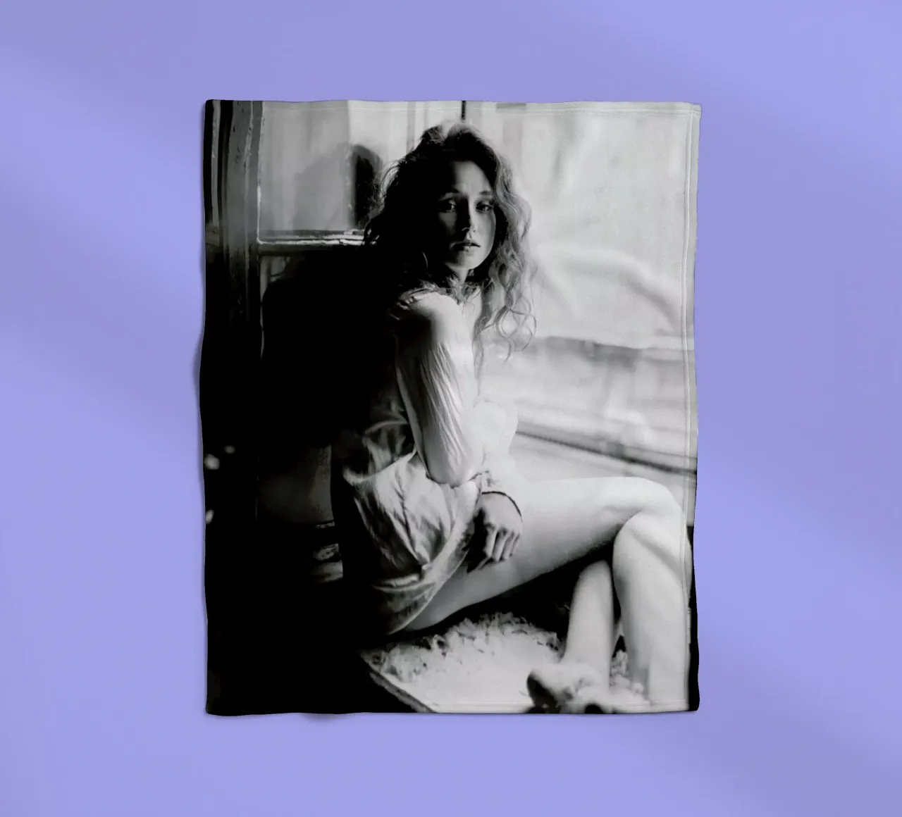 Watching from the Window coperta in pile da Runway Collective