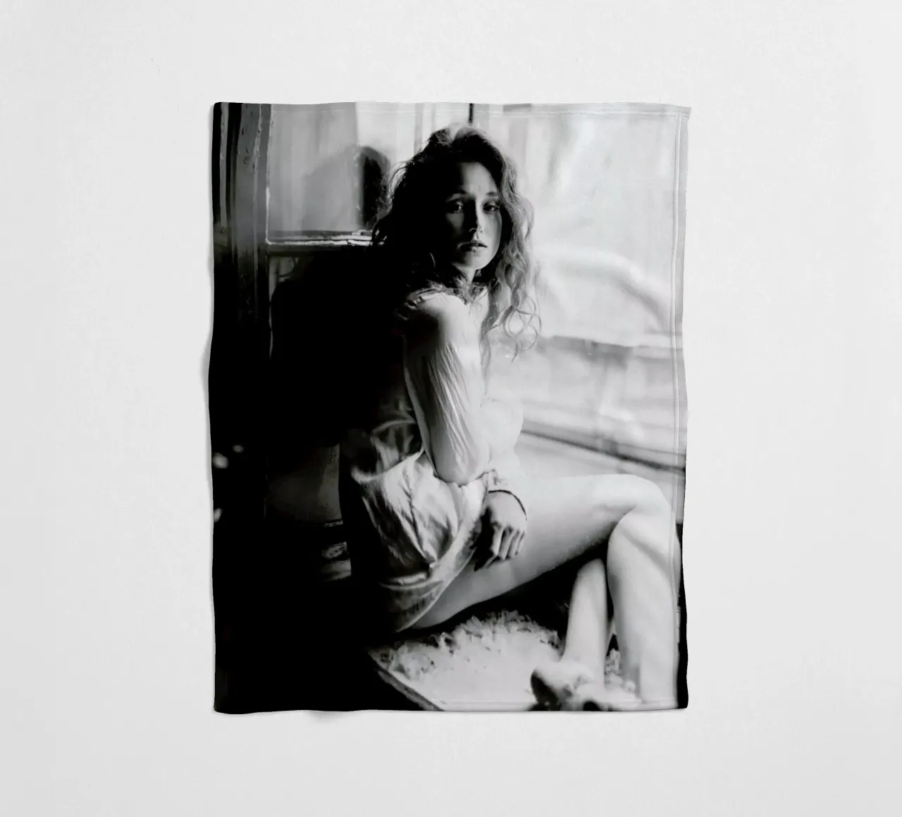 Watching from the Window coperta in pile da Runway Collective