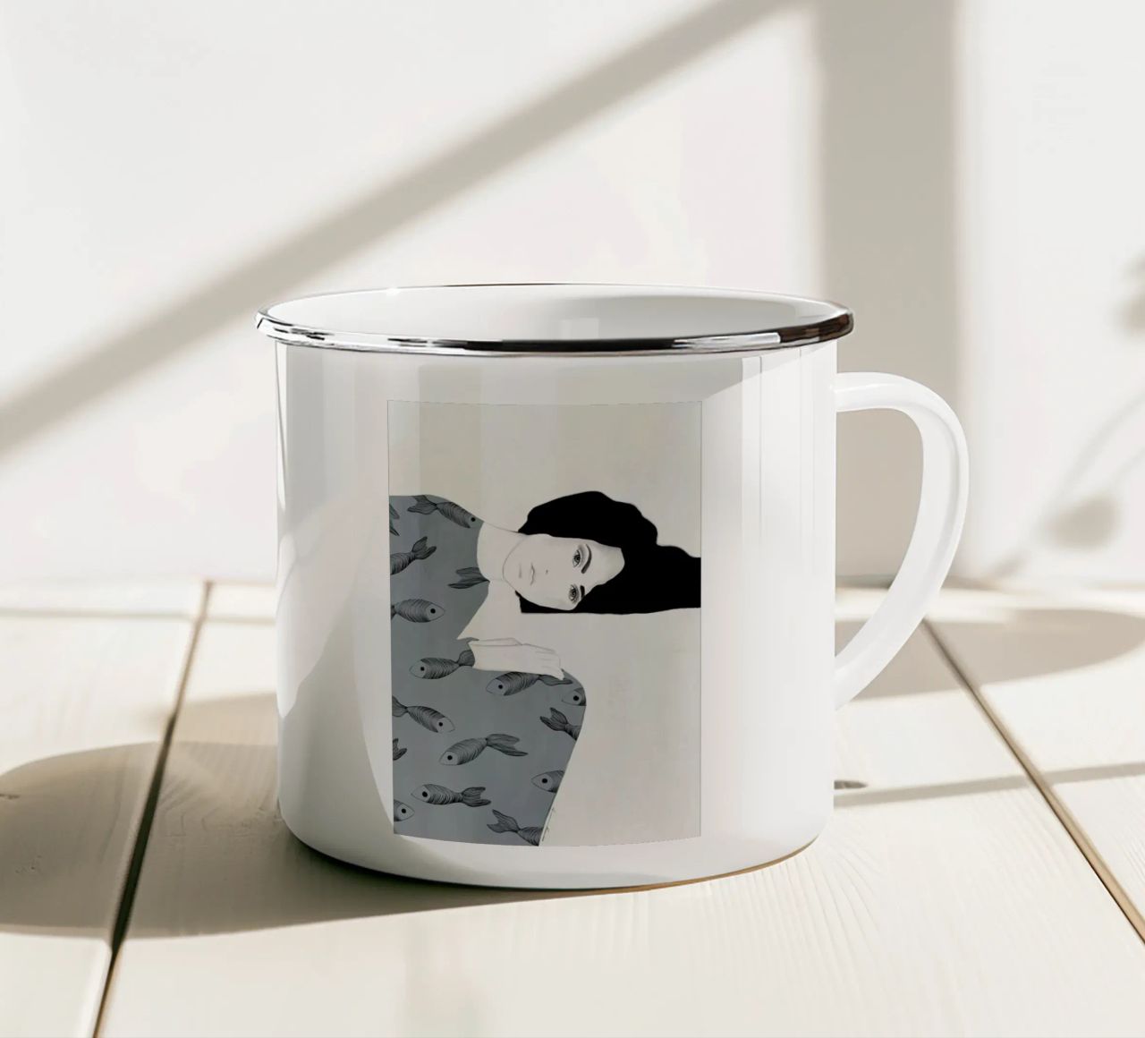 Fishy Mood II tazza in smalto da Ramona Russu