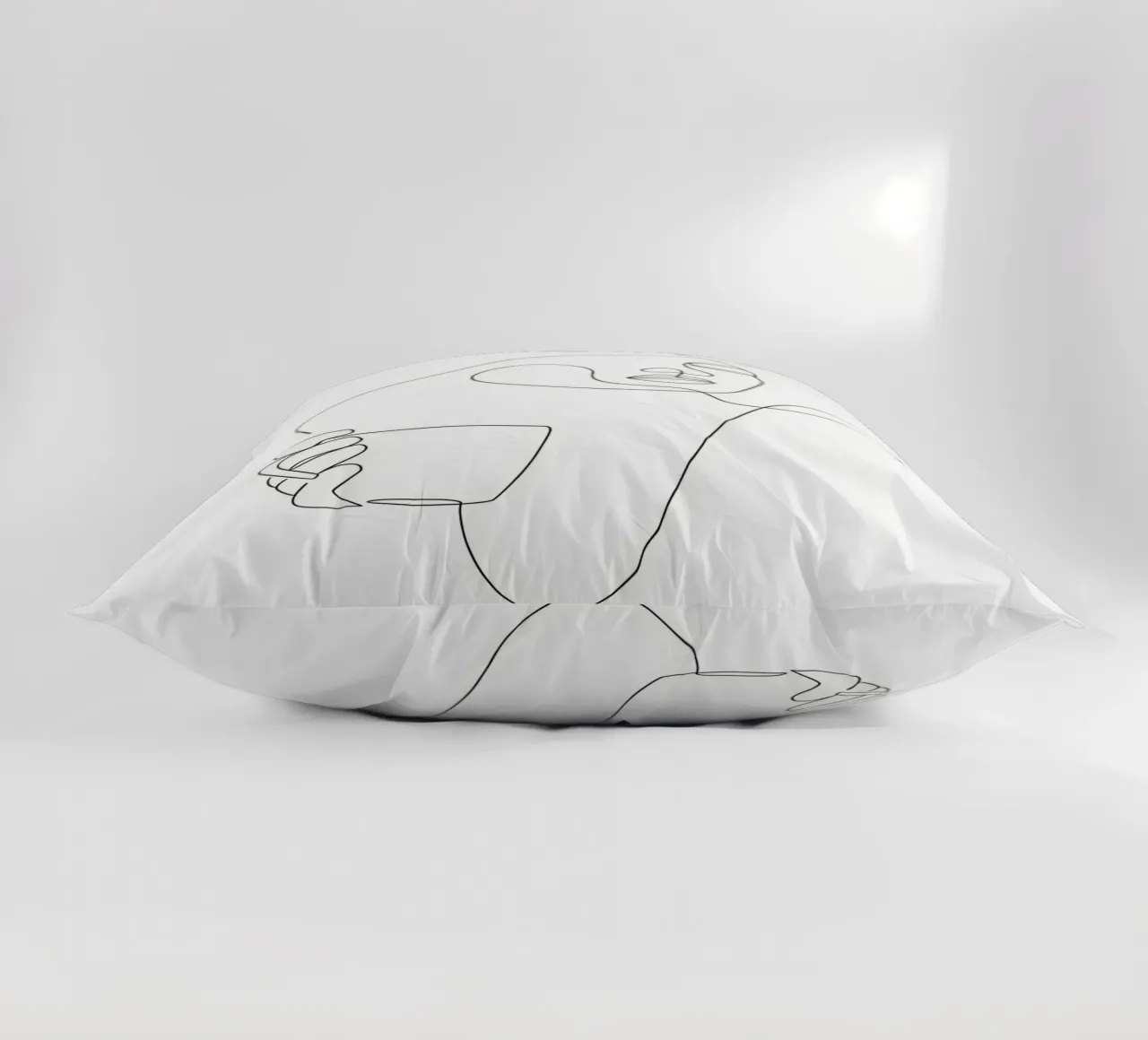 Donna con tazza di caffè in mano cuscino da Aiden Garcia