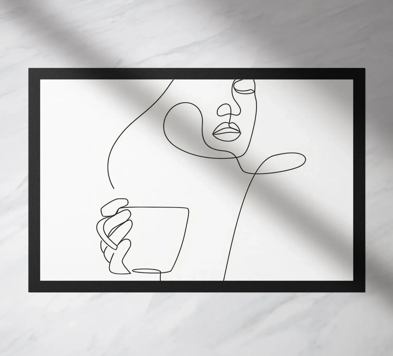 Donna con tazza di caffè in mano zerbino da Aiden Garcia