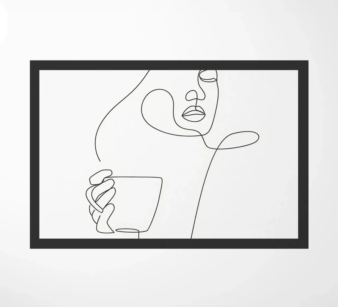 Donna con tazza di caffè in mano zerbino da Aiden Garcia