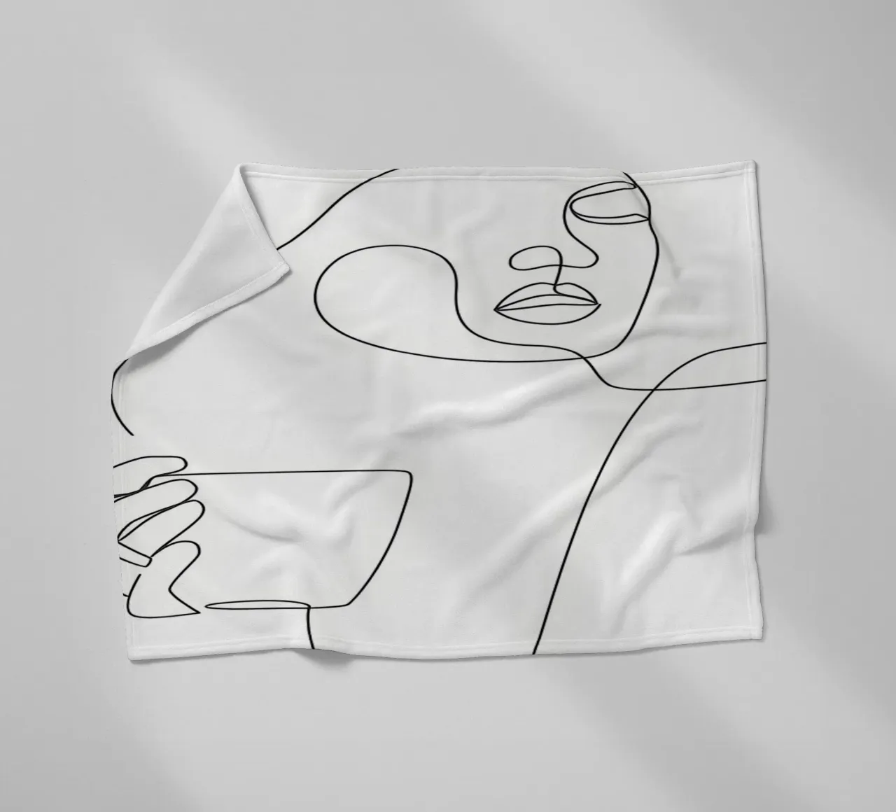 Donna con tazza di caffè in mano coperta in pile da Aiden Garcia