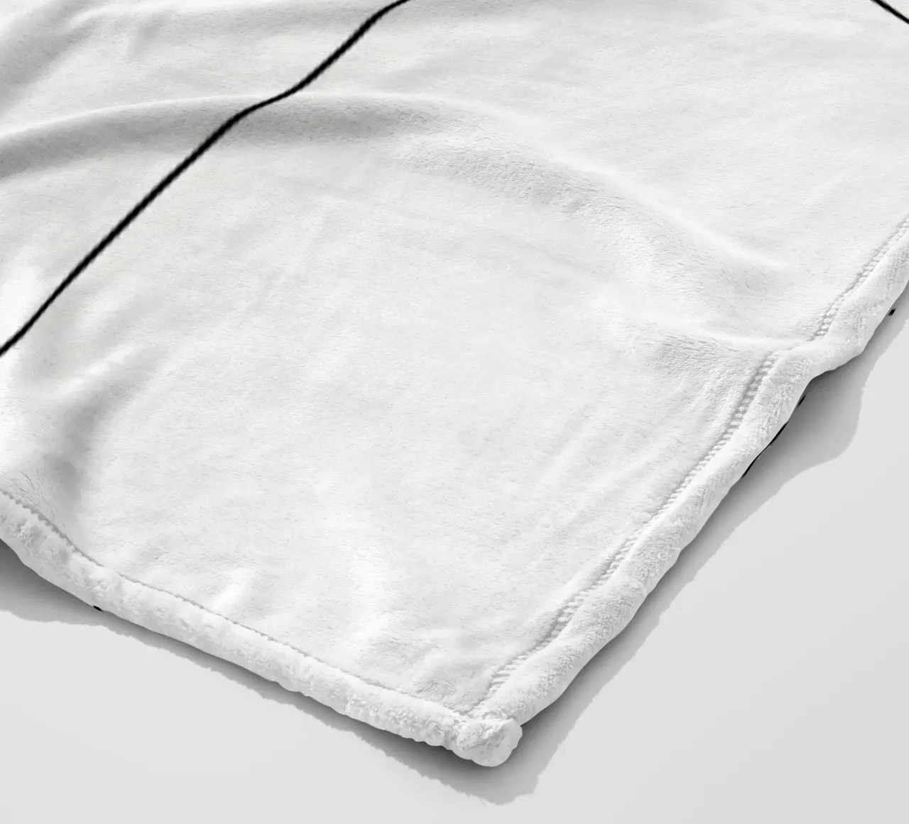 Donna con tazza di caffè in mano coperta in pile da Aiden Garcia