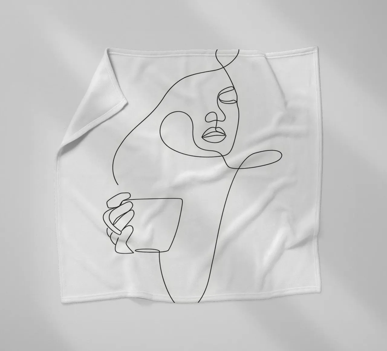 Donna con tazza di caffè in mano coperta in pile da Aiden Garcia