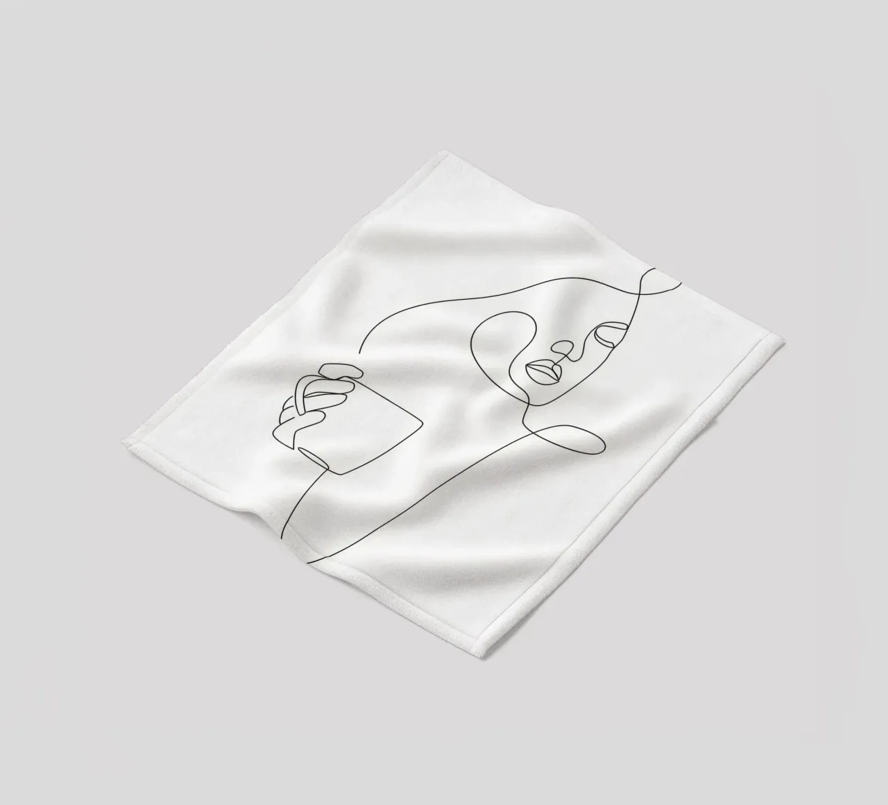 Donna con tazza di caffè in mano coperta in pile da Aiden Garcia