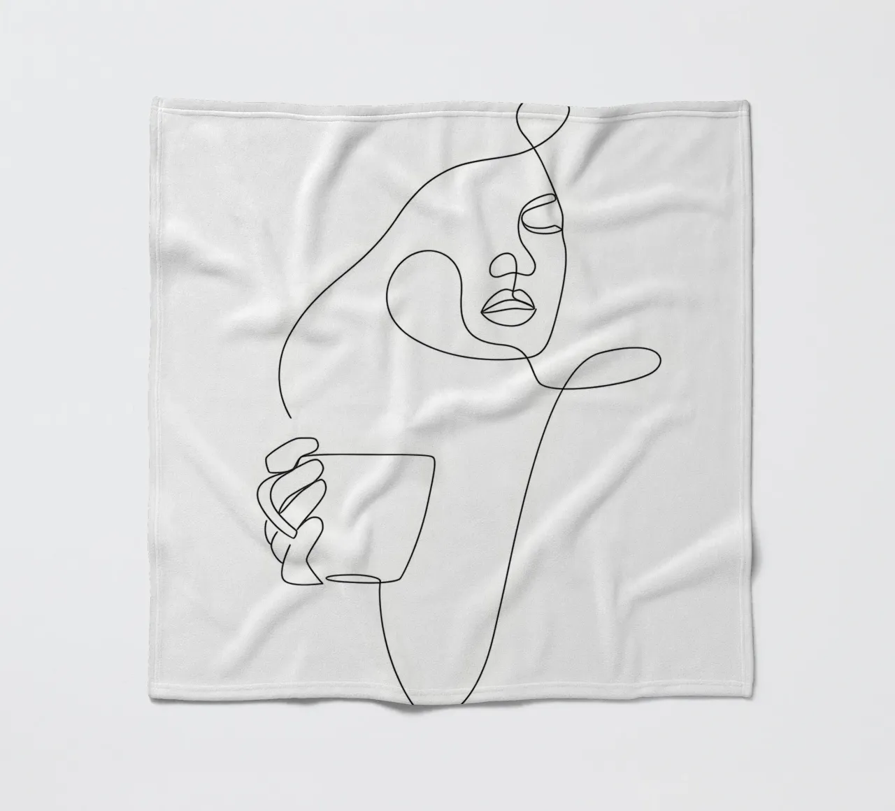 Donna con tazza di caffè in mano coperta in pile da Aiden Garcia