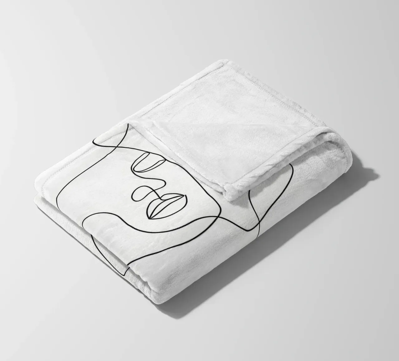 Donna con tazza di caffè in mano coperta in pile da Aiden Garcia