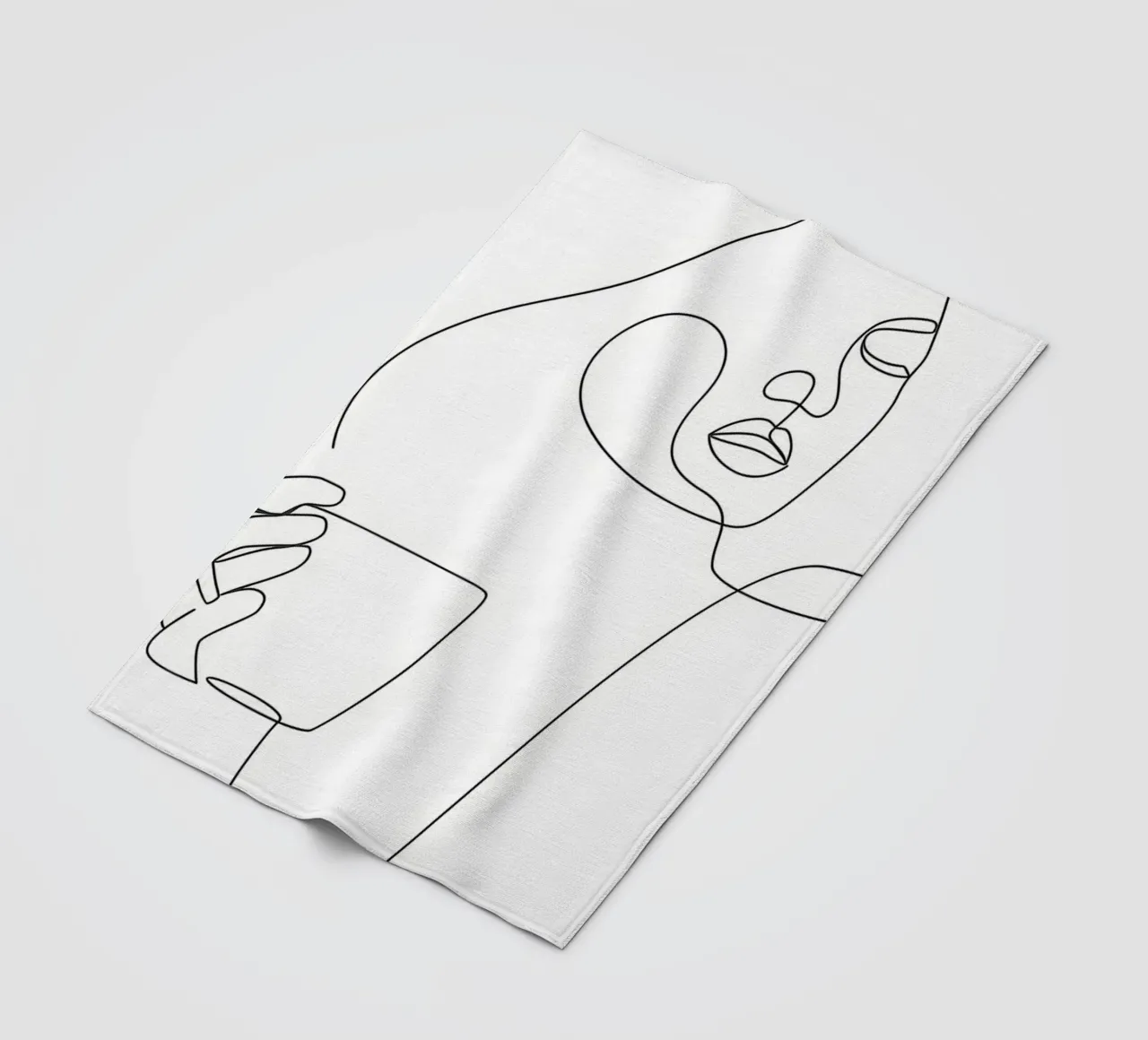 Donna con tazza di caffè in mano coperta in pile da Aiden Garcia