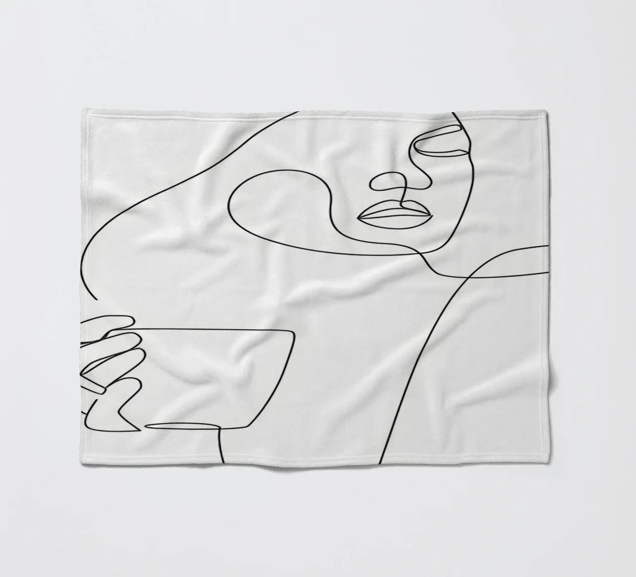 Donna con tazza di caffè in mano coperta in pile da Aiden Garcia