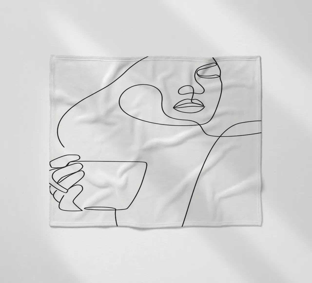 Donna con tazza di caffè in mano coperta in pile da Aiden Garcia