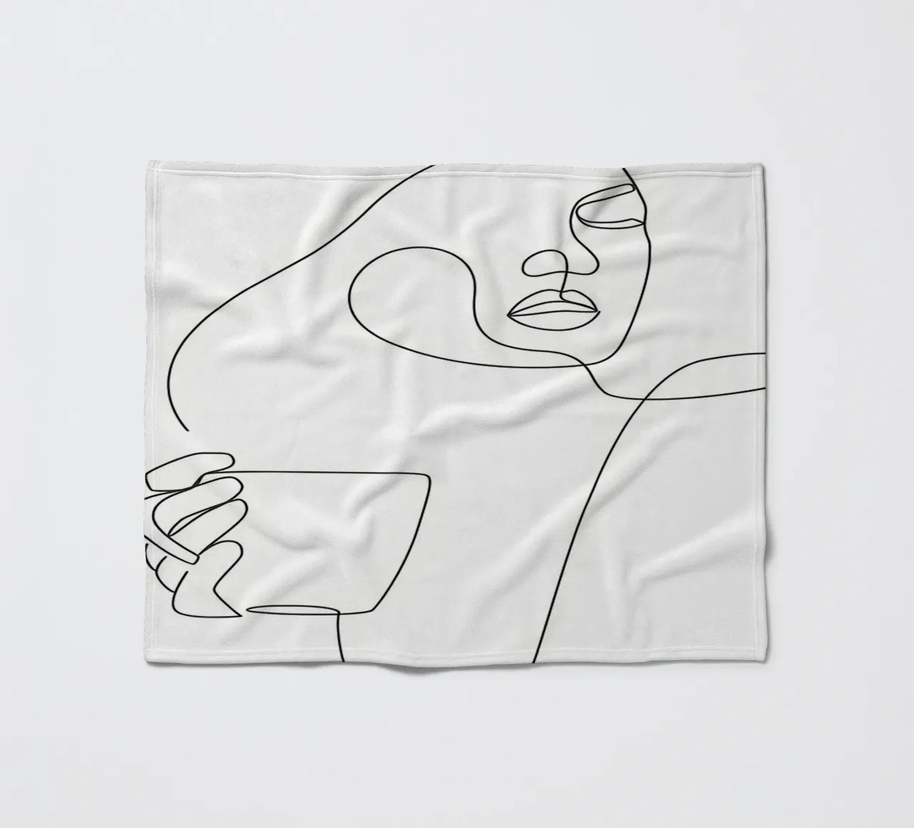 Donna con tazza di caffè in mano coperta in pile da Aiden Garcia