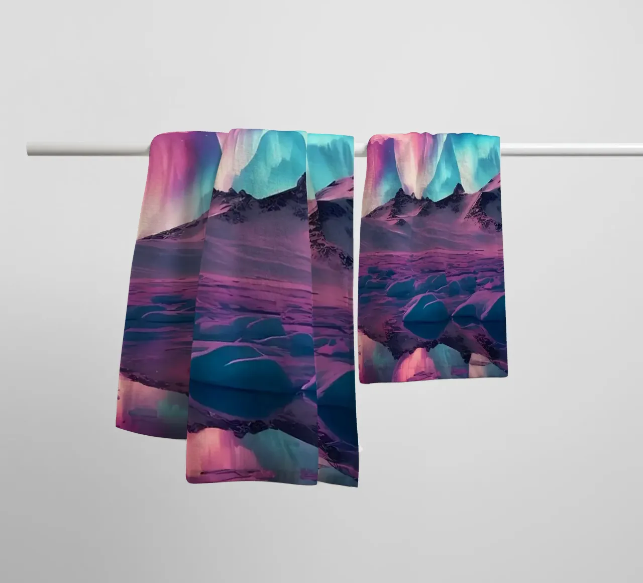 Purple Aurora Borealis asciugamano da bagno da Matthew Katz