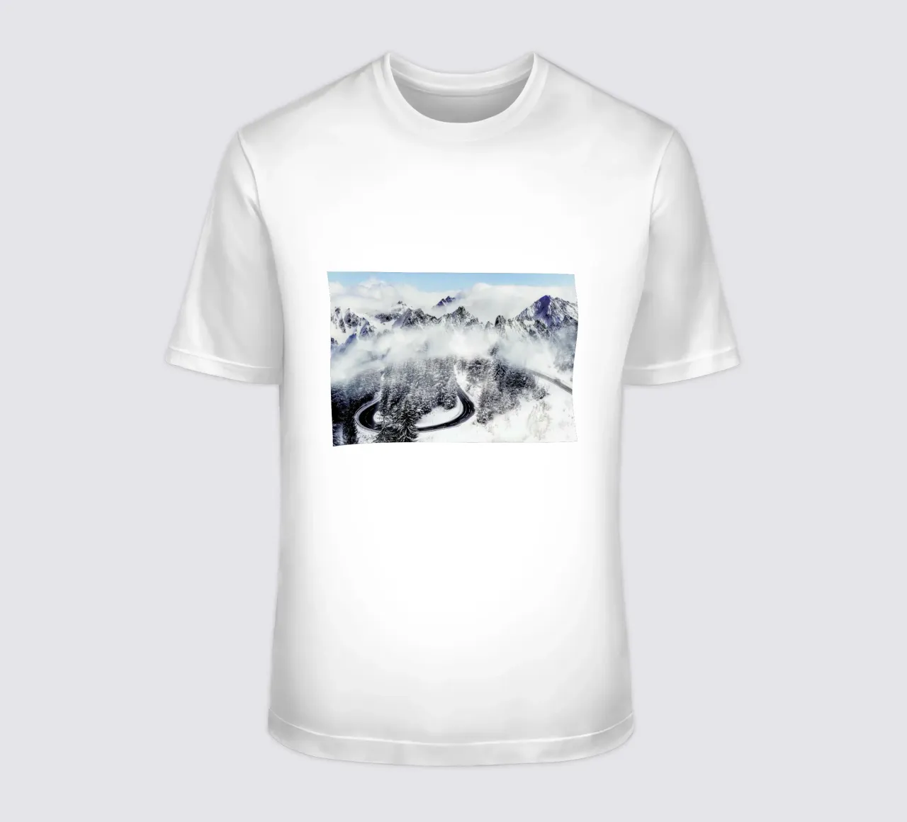 Between The Clouds @AlexanderSchitschka t-shirt da EyeEm Mobile GmbH