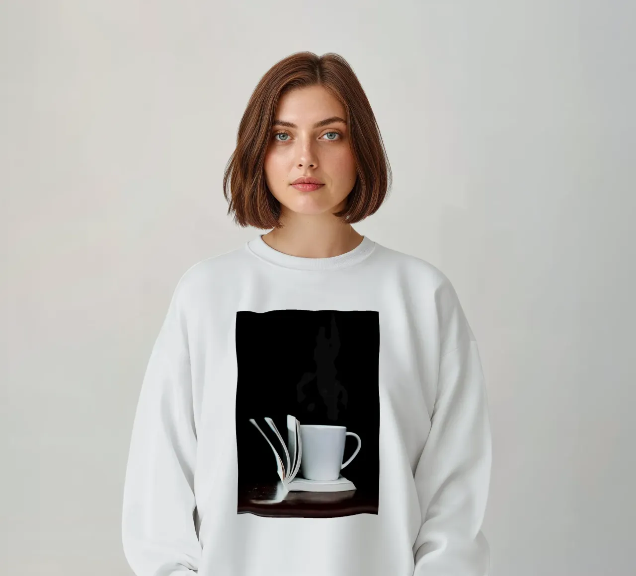 Tazza da caffè su libro bianco felpa da Aiden Garcia