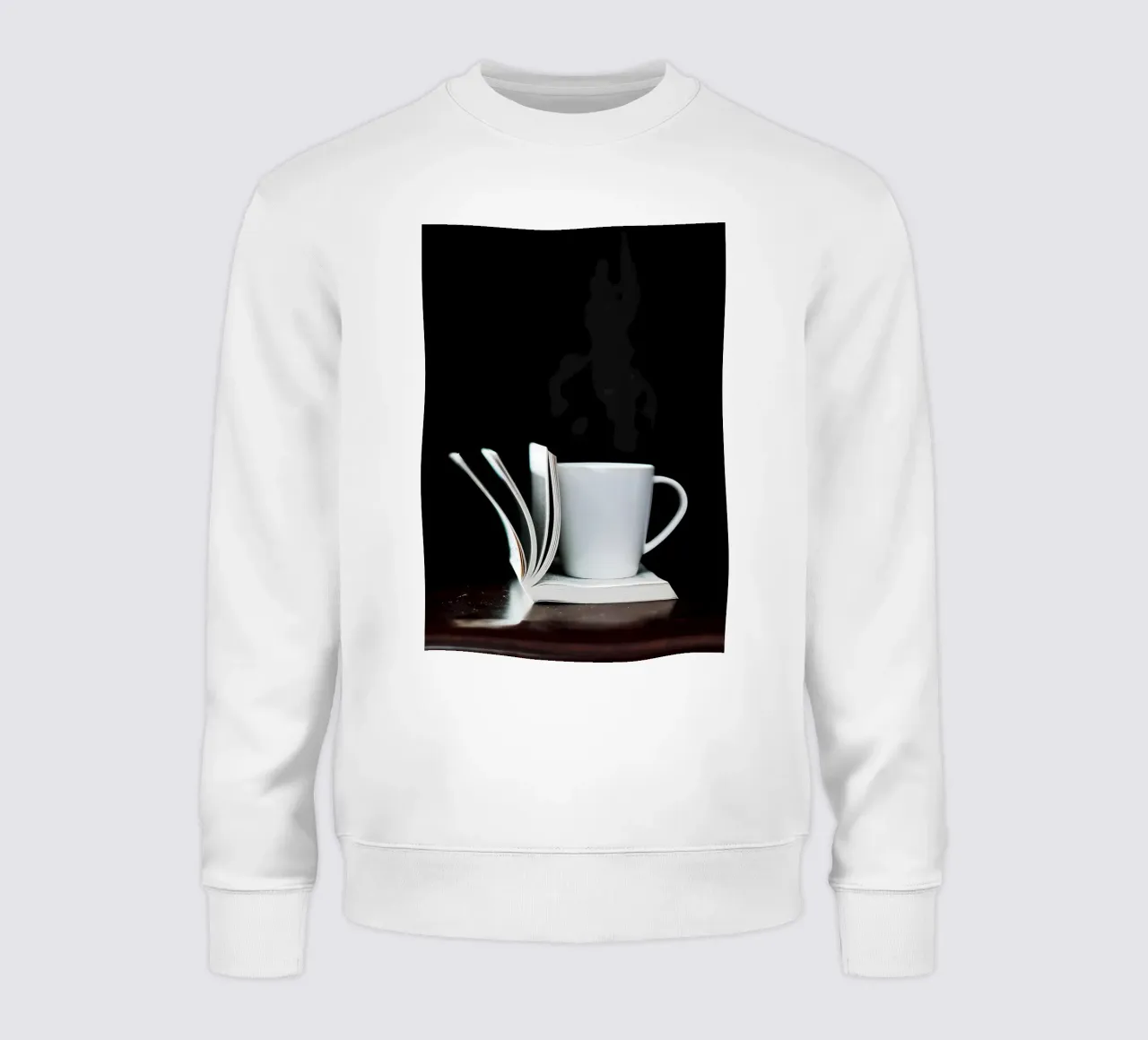 Tazza da caffè su libro bianco felpa da Aiden Garcia