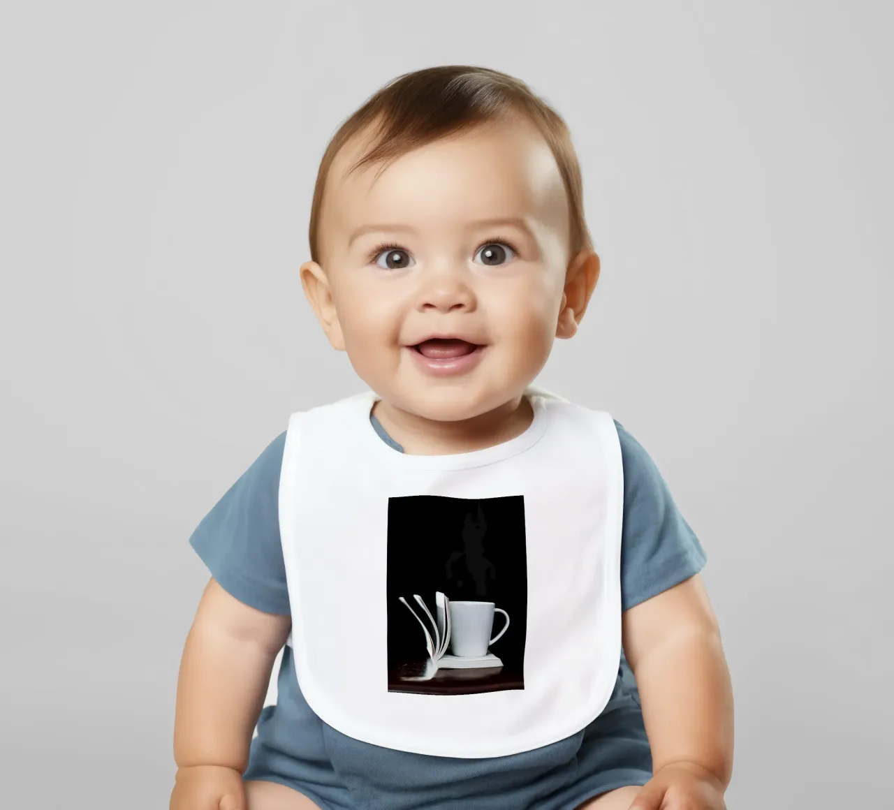 Tazza da caffè su libro bianco bavaglino da Aiden Garcia