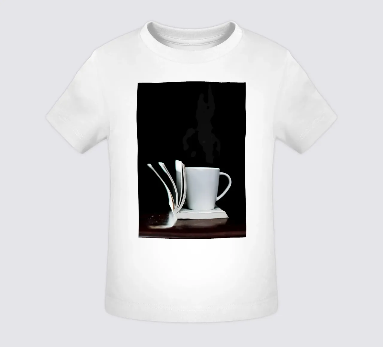 Tazza da caffè su libro bianco maglietta neonato da Aiden Garcia