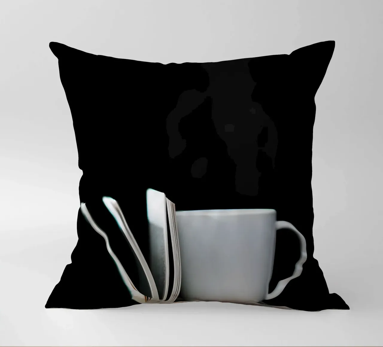 Tazza da caffè su libro bianco cuscino da Aiden Garcia