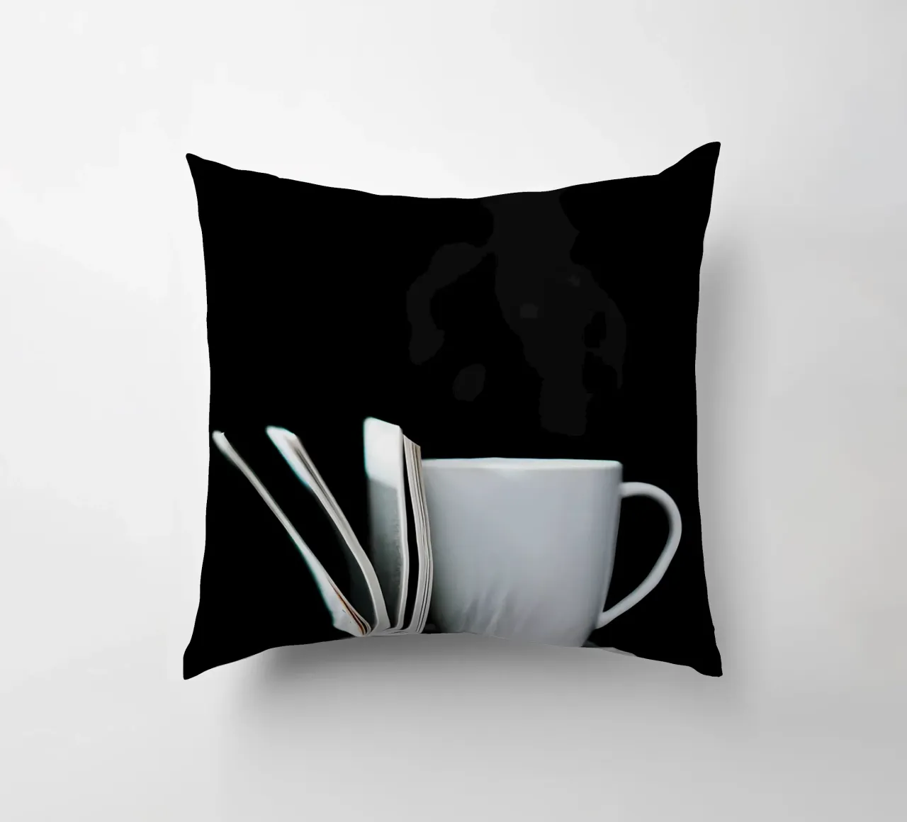 Tazza da caffè su libro bianco cuscino da Aiden Garcia