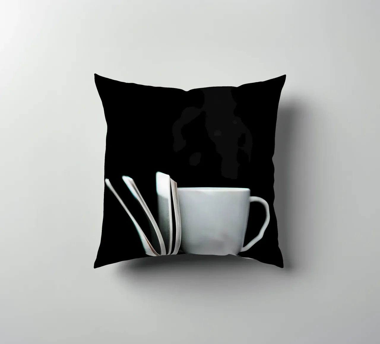 Tazza da caffè su libro bianco cuscino da Aiden Garcia