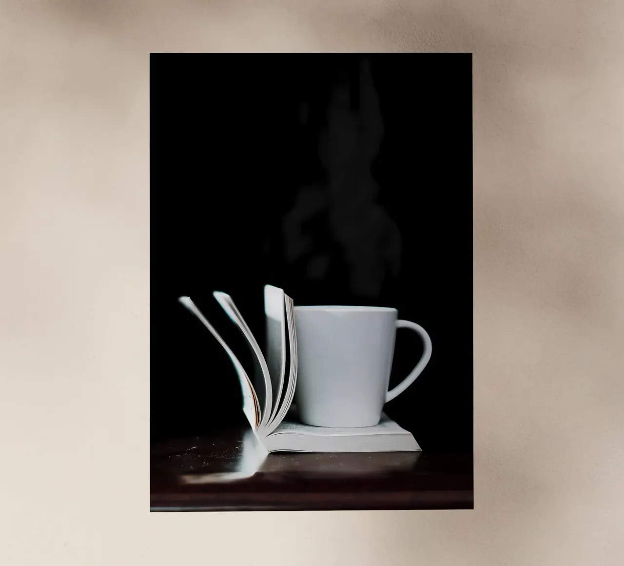 Tazza da caffè su libro bianco pellicola backlit da Aiden Garcia